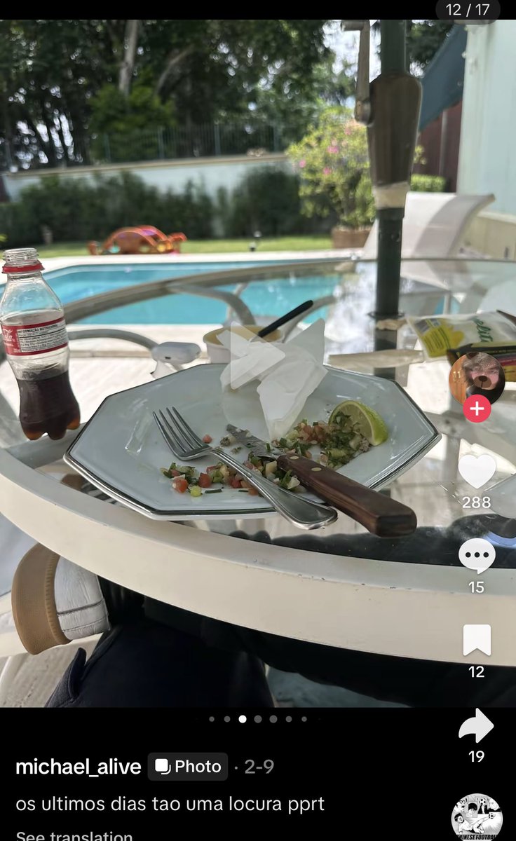 natalhagentalha's tweet photo. Coisas de rico q identifico nessa foto do filho do Michael temer

Coquinha q compra de fardo 
Prato de porcelana chique 
Comer no quintal com piscina
Piscina q nao é de fibra 
Guardanapo q não é de papel toalha 
Essa saladinha aí https://t.co/rNEf2LCV29