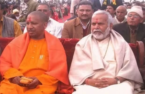 Sureshspeack's tweet photo. @The_Gaharwar एक वीडियो यहाँ भी बनना चाहिए, ठाकुर चिन्मयानंद अकेले मसाज की सुविधा लेता था या फिर आगे भी पार्सल करता था। https://t.co/JYjUgjRROO