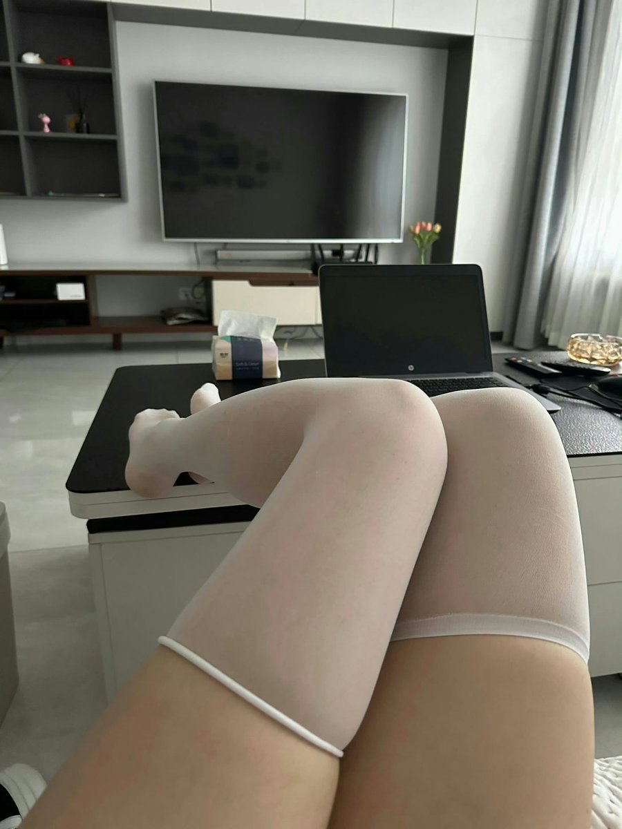 KellyW125070's tweet photo. 原来是恋足癖啊 看到妈妈的脚鸡巴就会有反应 骚鸡巴被妈妈撸出来好多淫水 #淫语羞辱 #女S #榨精 #鞋奴 #黑丝丝袜 #羞辱 #丝足  #意淫 #恋足癖 #男m #榨精 #傻逼 https://t.co/DbbsDTNht7