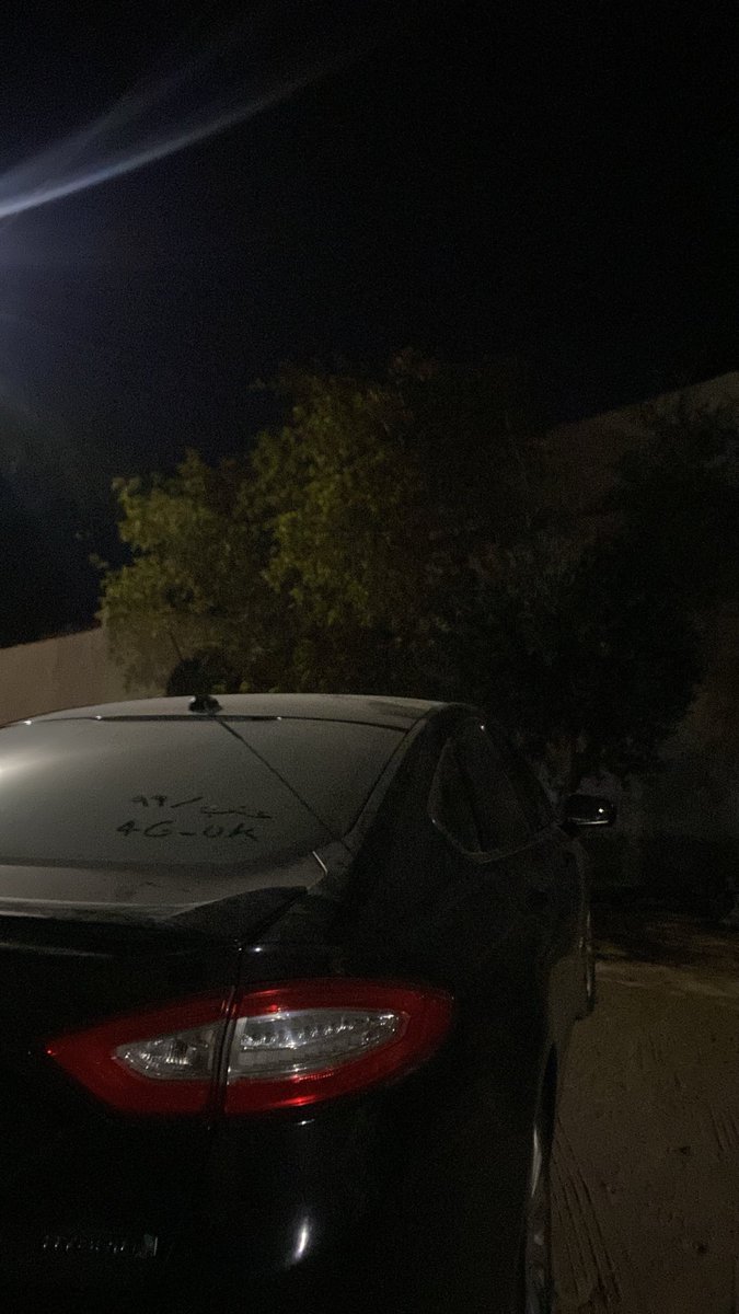 4G_0k's tweet photo. هناك، في منتصفِ لحظةٍ قديمة،
ما زلتُ واقفًا؛
لا أنا عدتُ إليها،
ولا استطعتُ أن أُكملَ من بعدها. https://t.co/19RoYewmwd