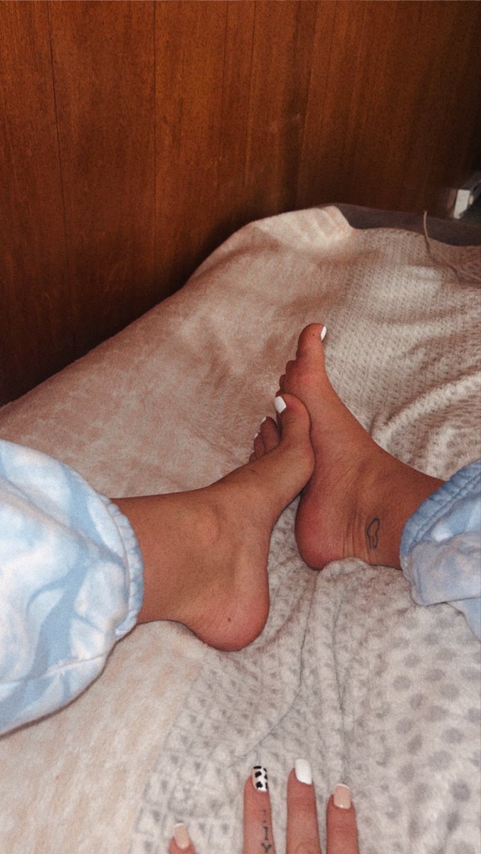brookie966's tweet photo. We loveeee white toes. https://t.co/LqDNVzOlV1