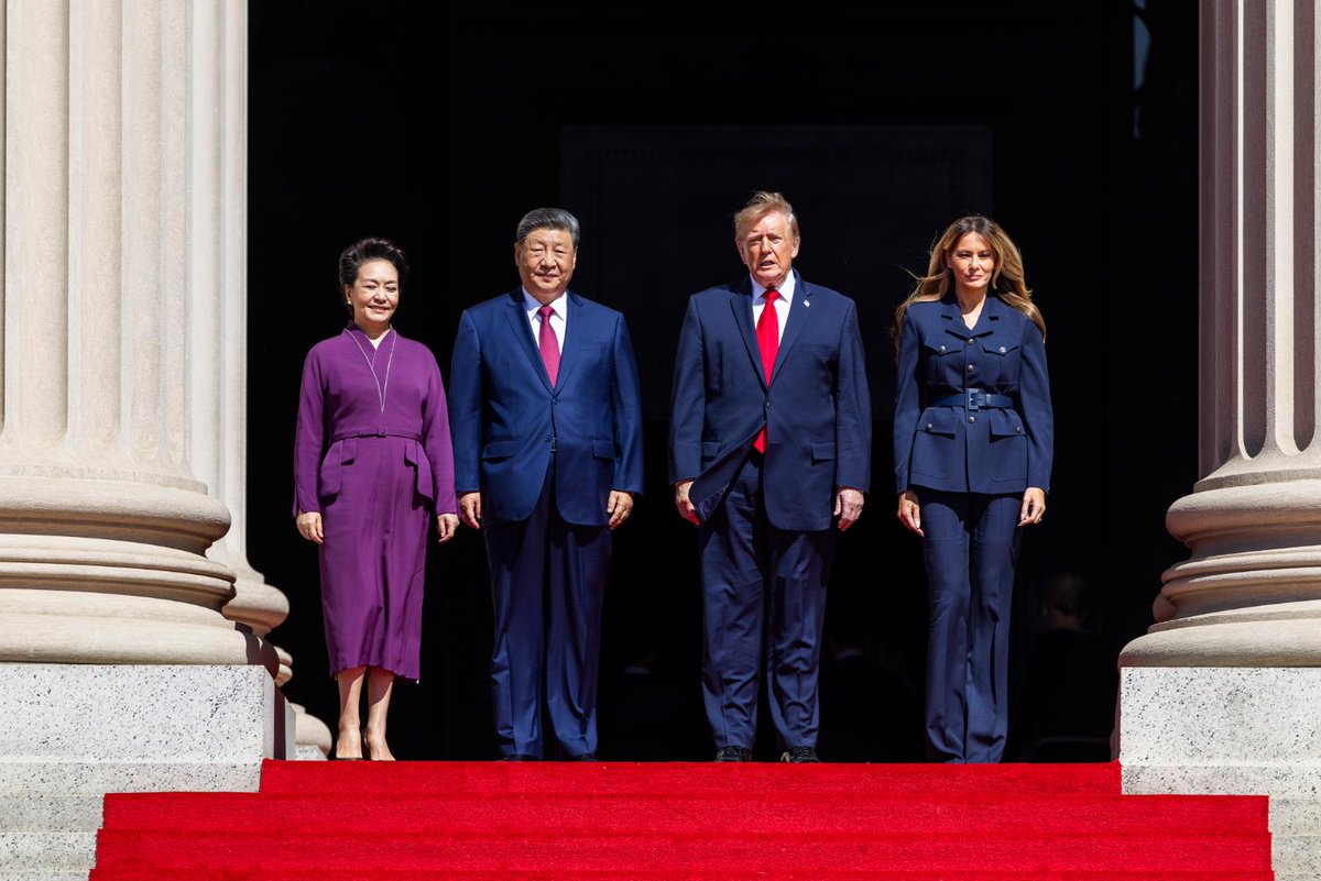 SCMPNews's tweet photo. China's President Xi and first lady Peng Liyuan, and US President Trump and first lady Melania, visited the US National Archives in Washington on Friday, and viewed the Constitution and other documents.

(Link in comments)

#trump #xi #china #us #usa #news #scmpnews #scmp https://t.co/5NCNciH5Lk