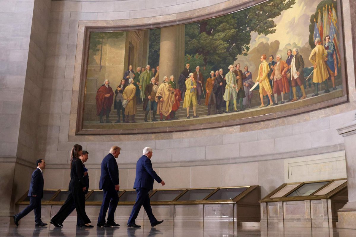 SCMPNews's tweet photo. China's President Xi and first lady Peng Liyuan, and US President Trump and first lady Melania, visited the US National Archives in Washington on Friday, and viewed the Constitution and other documents.

(Link in comments)

#trump #xi #china #us #usa #news #scmpnews #scmp https://t.co/5NCNciH5Lk
