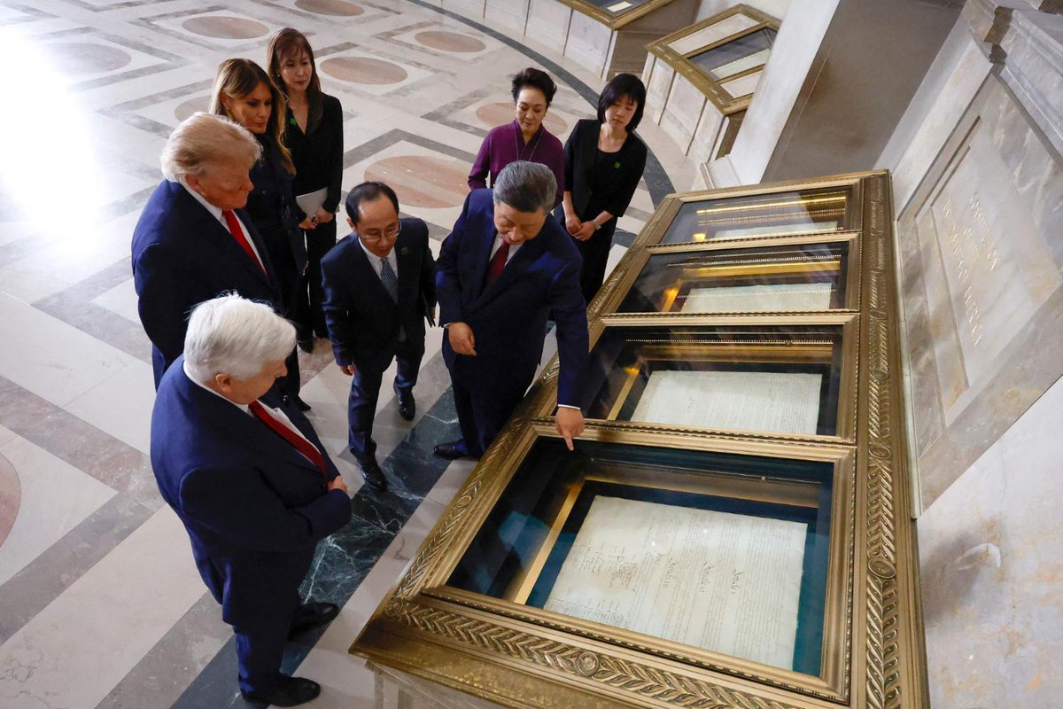 SCMPNews's tweet photo. China's President Xi and first lady Peng Liyuan, and US President Trump and first lady Melania, visited the US National Archives in Washington on Friday, and viewed the Constitution and other documents.

(Link in comments)

#trump #xi #china #us #usa #news #scmpnews #scmp https://t.co/5NCNciH5Lk