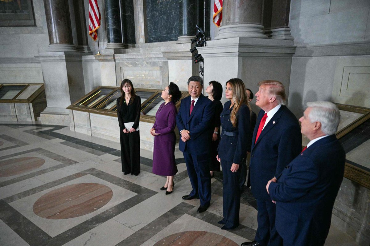 SCMPNews's tweet photo. China's President Xi and first lady Peng Liyuan, and US President Trump and first lady Melania, visited the US National Archives in Washington on Friday, and viewed the Constitution and other documents.

(Link in comments)

#trump #xi #china #us #usa #news #scmpnews #scmp https://t.co/5NCNciH5Lk