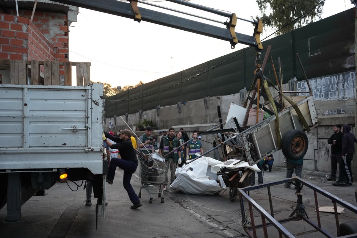 CELS_Argentina's tweet photo. Tormenta Negra 2: el gobierno de CABA entiende a los barrios populares como zonas de ocupación

El gobierno de Jorge Macri volvió a desplegar más de 1500 policías y agentes de control en 15 villas y barrios populares de la Ciudad de Buenos Aires. Registramos episodios de violencia policial, detenciones arbitrarias y el retiro de pertenencias y herramientas de trabajo. 

La CABA consolida una política que identifica pobreza con inseguridad, no con ausencia de derechos. Los barrios se vuelven cada vez más un espacio diferenciado, alejado de la calidad de vida del resto de la ciudad, y la política pública profundiza las desigualdades que debería combatir.

https://t.co/OJSluAbnJ4