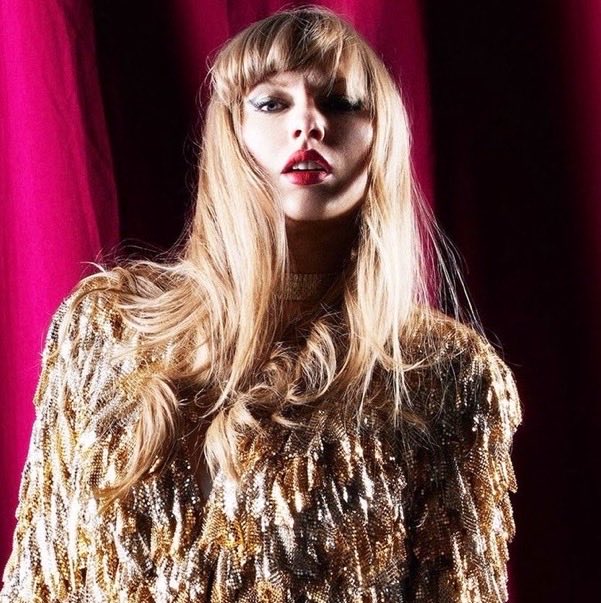 Indie5051's tweet photo. The Telegraph concede una nota de 40 a ‘The Life of a Showgirl: The Encore’, de Taylor Swift:

«Taylor Swift ha hecho lo que mejor sabe hacer: ha escrito unas cuantas canciones más para una versión ‘deluxe’ y la ha ‘lanzado por sorpresa’, lista para reconquistar a esos mismos fans. Lo que parece no haber comprendido es que, para ello, la música tiene que ser buena, y las canciones de ‘The Life of a Showgirl: The Encore’ son tan derivativas y sosas como las que componían el álbum original.»