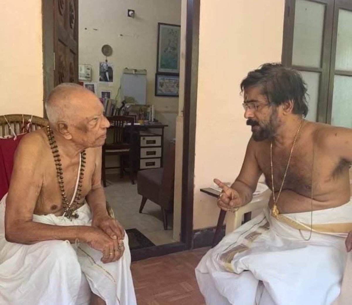 RajuValmikiN's tweet photo. इस तस्वीर में बाईं ओर दिख रहे वयोवृद्ध व्यक्ति को आसानी से एक महान पुजारी समझने की भूल की जा सकती है! लेकिन जी नहीं! वह डॉ. सी. पी. मैथ्यू हैं, जो कोट्टायम मेडिकल कॉलेज में ऑन्कोलॉजी (कैंसर विज्ञान) विभाग के प्रमुख और बाद में वहां के प्रिंसिपल थे। वहीं 'दाईं ओर' ब्रह्मश्री सूर्यन् सुब्रमण्यन भट्टतिरी हैं।

डॉ. मैथ्यू केरल में ऑन्कोलॉजी के पहले प्रोफेसर थे, जो कोट्टायम मेडिकल कॉलेज में ऑन्कोलॉजी विभाग के प्रमुख और फिर प्रिंसिपल रहे। बाद में जब वह सेवानिवृत्त हुए, तो वह एक फ्लाइंग डॉक्टर और 50 से अधिक देशों के विश्वविद्यालयों में एलोपैथिक कैंसर उपचार के विजिटिंग प्रोफेसर बने।

60 वर्ष की आयु में, उन्होंने वह सब कुछ भूलने (अनलर्न करने) का निर्णय लिया जो उन्होंने पहले सीखा था और उन्होंने एक लाड़ा वैद्य (पारंपरिक जनजातीय चिकित्सा प्रणाली के चिकित्सक) को अपना गुरु स्वीकार किया, जिनसे वह सड़क पर मिले थे।

इसके बाद, इस महान डॉक्टर ने अपने दिवंगत लाड़ा गुरु से सीखी गई नव-बुतपरस्त (नियॉ-पेगन) सिद्ध चिकित्सा का उपयोग करके हजारों कैंसर रोगियों को मृत्यु के मुंह से बचाया। जिन रोगियों को उन्होंने बचाया, उनमें अमेरिका के मेयो क्लिनिक द्वारा जवाब दिए गए (अस्वीकृत) कई मरीज भी शामिल थे।

वह वेदों और उपनिषदों सहित भारतीय सांस्कृतिक ग्रंथों के गहरे अध्येता थे। यही नहीं, उन्होंने "तांत्रिक अनुष्ठानों" के लिए प्रसिद्ध सूर्याकलडी मना से उपनयन संस्कार प्राप्त किया और अपना शेष जीवन सनातन धर्म आचार्य के रूप में बिताया।

डॉ. मैथ्यू का 20 अक्टूबर 2021 को 92 वर्ष की आयु में निधन हो गया। अज्ञात कारणों से केरल के किसी भी प्रमुख मीडिया ने उनके निधन की खबर रिपोर्ट नहीं की।

कोई भी व्यक्ति अपने जन्म से नहीं, बल्कि अपने कर्मों से महान बनता है।