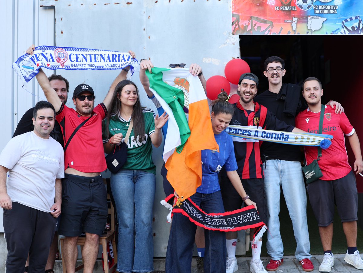 Depor_VAVEL's tweet photo. 🇵🇹🤝💙🤍🇪🇸

Dos clubes. Dos países. Una misma pasión.

De Penafiel a A Coruña, el fútbol demuestra que no entiende de fronteras. Bufandas al cielo, colores mezclados y una hermandad que vale más que cualquier resultado.

¡PENAFIEL Y DÉPOR, HERMANOS DE GRADA! ❤️🔥 https://t.co/wQRyKf03K4