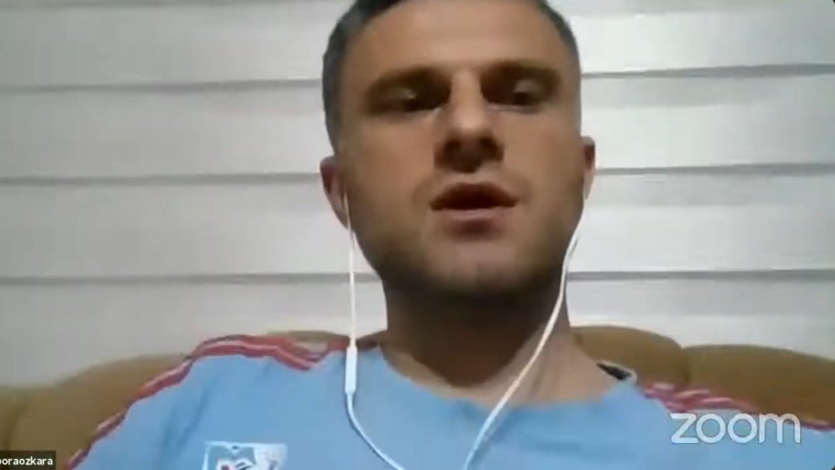 hasanntuncel's tweet photo. Trabzonlu hakeme “Forma” üzerinden operasyon! 
FIFA'nın formasını Trabzonspor forması zannettiler.

Fenerbahçe’ye yakınlığıyla bilinen bazı gazetecilerin, Trabzonlu FIFA Yardımcı Hakemi Abdullah Bora Özkara’yı hedef alan paylaşımları dikkat çekti.

Özkara’nın üniversitede verdiği bir ders sırasında giydiği Trabzonspor forması dahi olmayan sıradan bir tişört, Trabzonspor forması gibi sunularak “3 büyüklerin maçlarına verilmemeli” çağrısı yapıldı.

İstanbul bölgesi hakemlerinin İstanbul takımlarının maçlarında görev yapması olağan karşılanırken, Trabzonlu bir hakemin memleketi üzerinden İstanbul takımlarının maçlarından uzak tutulmaya çalışılması ise “bölgecilik” ve “algı oluşturma” eleştirilerini beraberinde getirdi.

Özkara, son olarak Halil Umut Meler’in yönettiği Fenerbahçe–Beşiktaş derbisinde yardımcı hakem olarak görev yapmıştı.

Hakemin memleketi değil, sahadaki performansı konuşulmalı.

Asıl dikkat çekici nokta ise oluşturulmak istenen bu çifte standart. İstanbul bölgesi hakemlerinin Trabzonspor maçlarında görev yapması olağan karşılanırken, Trabzonlu hakemlerin İstanbul takımlarının maçlarında, özellikle de derbilerde görev alması sürekli tartışmaya açılıyor. Buradaki yaklaşımın, Trabzonlu hakemleri büyük maçlardan uzak tutmaya yönelik bir kamuoyu baskısı oluşturduğu değerlendirmeleri yapılıyor.

Nitekim Trabzonlu Yasin Kol, Türk futbol tarihinde derbi yöneten ilk Trabzonlu hakem olmuştu.

Trabzonlu hakemlerin derbilerde yer almaya başlamasının ardından bugün yeniden “Trabzonlu” kimliği üzerinden görev alamaz tartışması yaratılması düşündürücü.

Trabzonlu olmak, İstanbul takımlarının maçlarında veya derbilerde görev almaya engel hâline getirilmemeli. Zaten bahane arayan MHK yönetiminin ekmeğine yağ sürülmemeli.