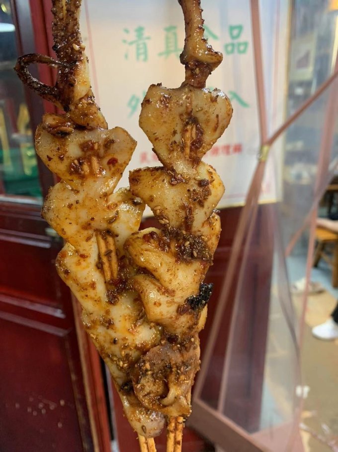 JulesHarvedmi's tweet photo. Craving late-night street vibes This crispy golden fried squid skewer from the night market hits different—hot, savory, and straight from the grill. Perfect little snack to brighten my evening!， https://t.co/8VvAGAaxOk