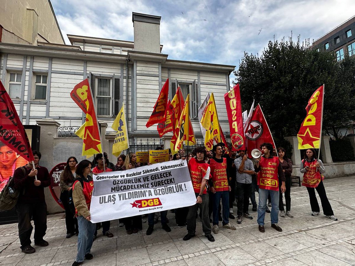 Devrimciob6's tweet photo. Faşist "Terörsüz Türkiye" genelgesi sonucu üniversitesinde stant açtığı için tutuklanan mücadele arkadaşımız Ulaş Yıldırım ve bütün tutsaklar için sokakta sesimizi yükselttik. + https://t.co/sR5oTq4IMg