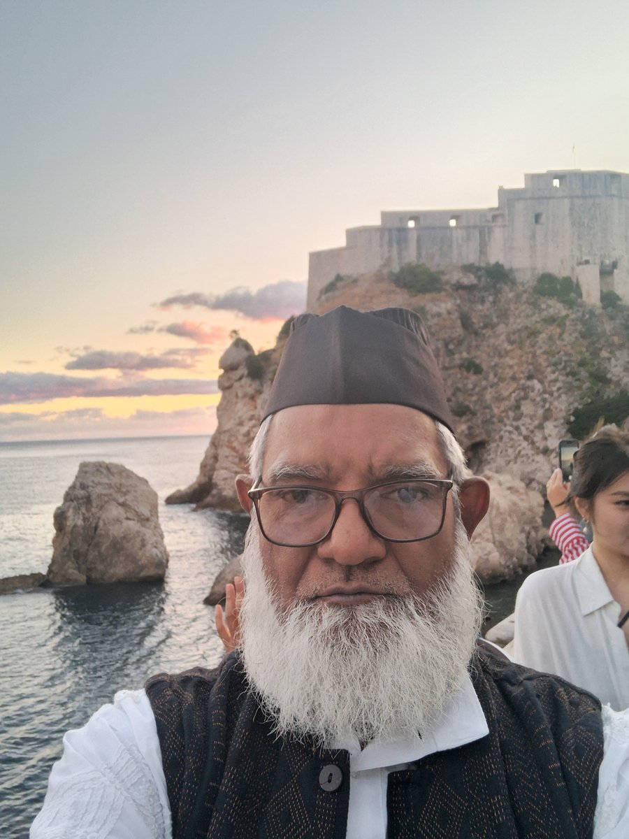 AQAnsari1962's tweet photo. Adriatic sea and the Dubrovnik City Wall at the back. Inside the City Wall is located the Walk of Shame, famous for the Games of Thrones. https://t.co/WODpiNiBM9