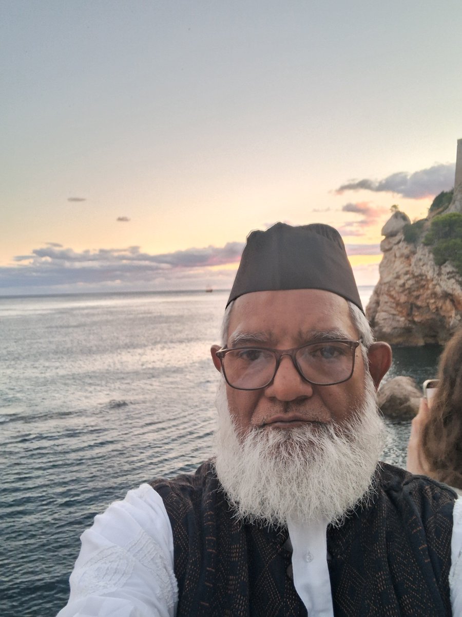 AQAnsari1962's tweet photo. Adriatic sea and the Dubrovnik City Wall at the back. Inside the City Wall is located the Walk of Shame, famous for the Games of Thrones. https://t.co/WODpiNiBM9