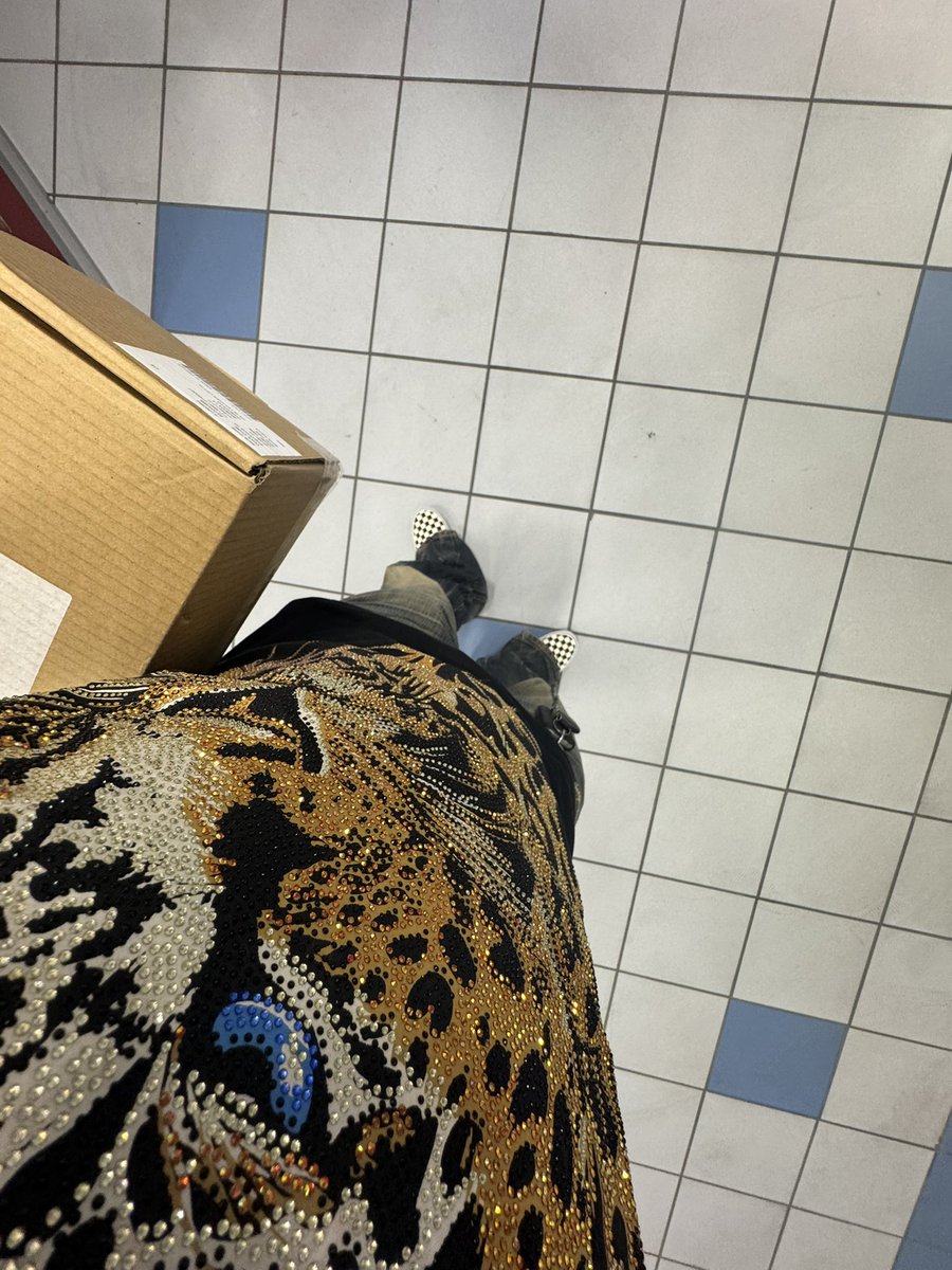 worIdwidethug's tweet photo. i haven’t wore vans in forever https://t.co/2WibHzzyPG