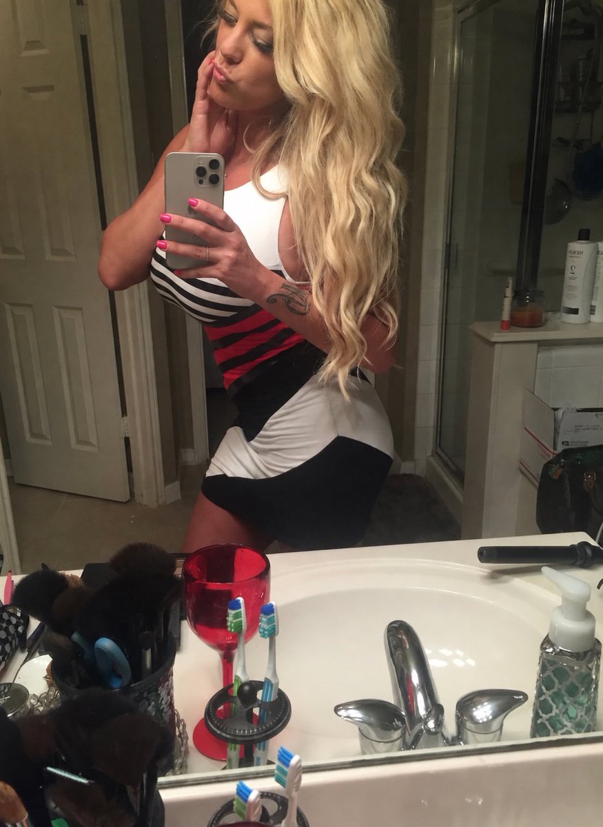MayaSanchez2210's tweet photo. Where’s the real #findom people at???
#findomcanada #goddess #payme #worship https://t.co/M1PtMjdU4J
