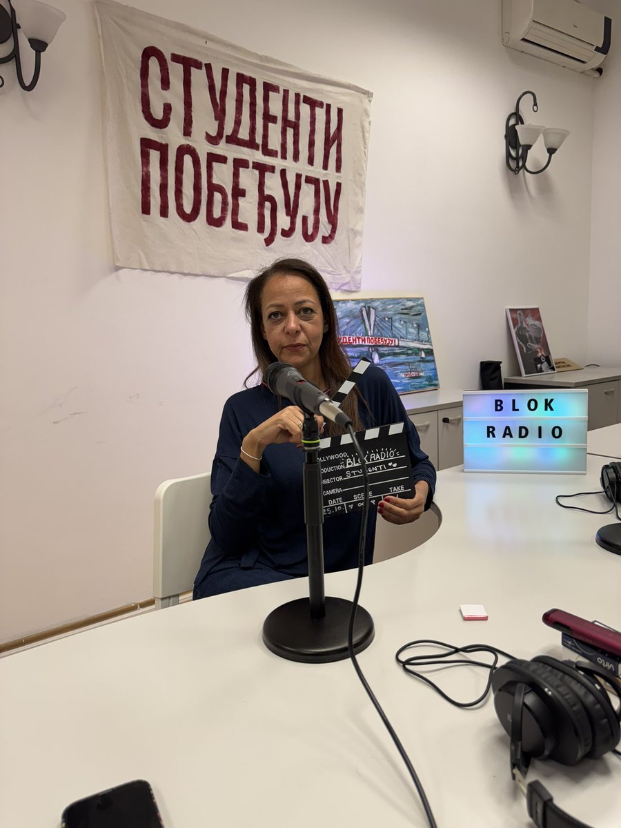 blok_radio's tweet photo. 🎙️ Dobro veče, sa nama je @sarah_el_sarag  💋💋💋 https://t.co/DBxXJCB8oL