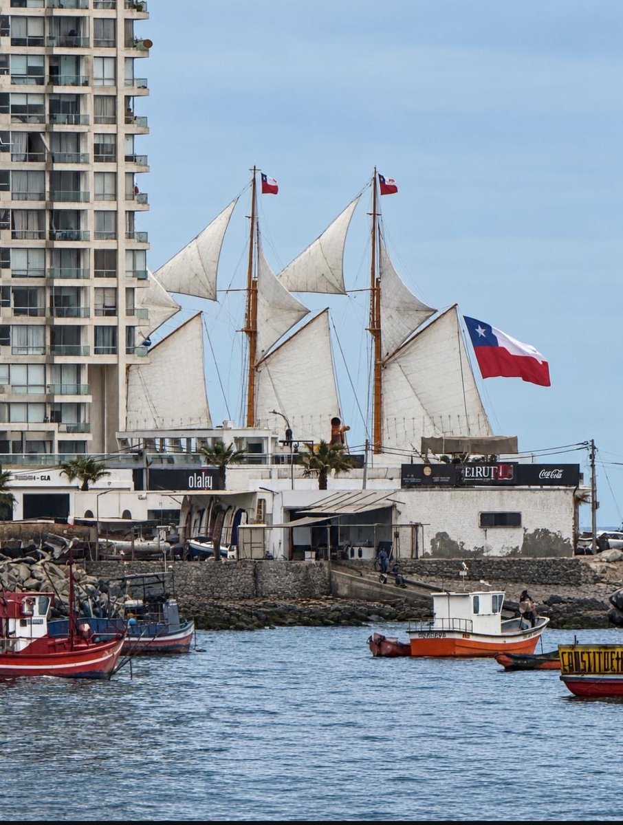 ArancibiaRac's tweet photo. Un acierto. La Esmeralda pasando frente a la punta de la Península de Cavancha en Iquique. https://t.co/OY4v0qIiVb