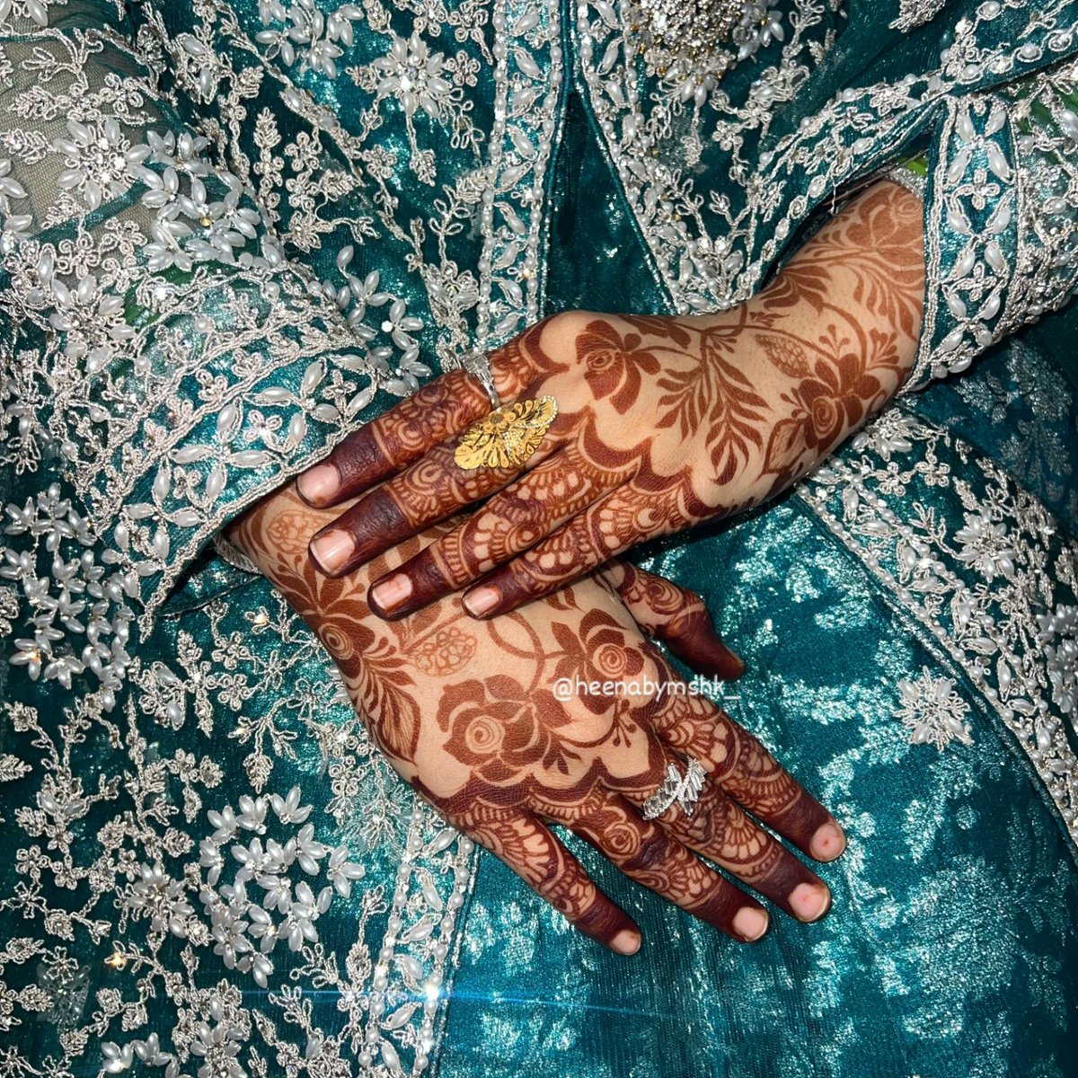 ColleenDeaau's tweet photo. Simple hands, bold stains. Limited slots available—book now. https://t.co/WdltgbBeS0