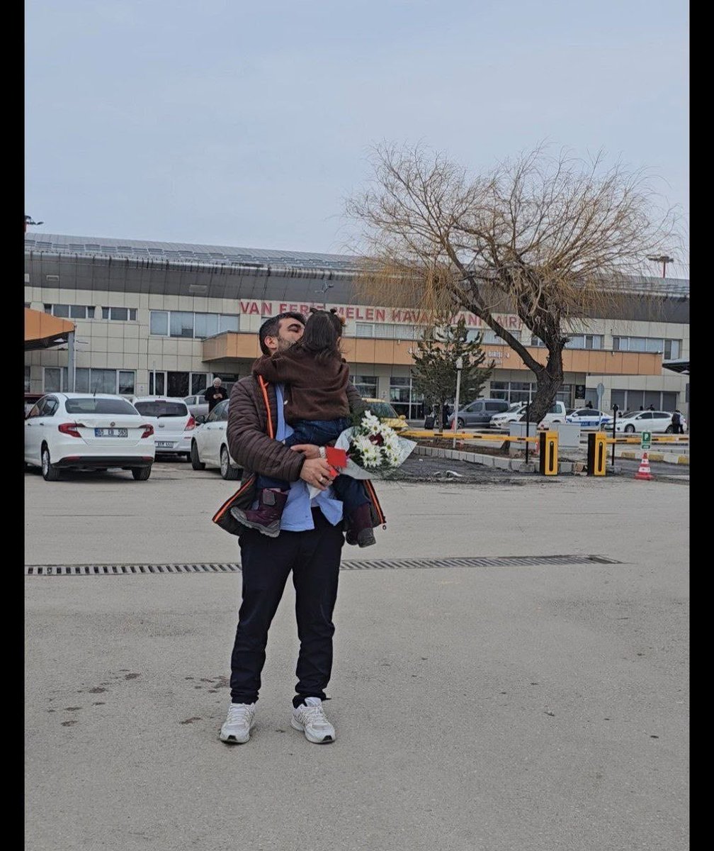 ondr_mrv's tweet photo. Asker ve polis eşlerine tanınan kolaylıklar öğretmenlere de tanınmalı. Yetersiz kontenjanlar yüzünden 3 yıldır ailemizden uzağız. Sayın @Yusuf__Tekin il emrinin yeniden değerlendirilmesini istiyoruz. #AilemiVerYusufTekin 👨‍👩‍👦🏠👨‍👩‍👧‍👦 https://t.co/l6g4F0VruX