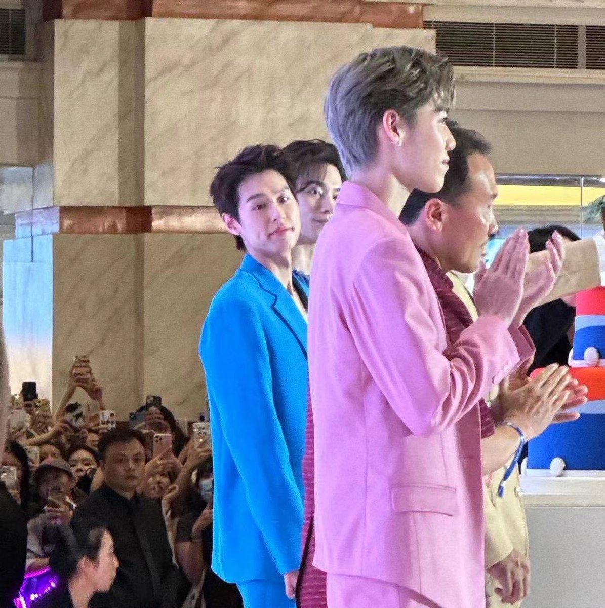 101inlovebkpp's tweet photo. เห็นภาพที่สองอ้วรยืนมองกันไปกันมาละนึกถึงงานนั้นที่จีน พี่ก็ชะเง้อหาไม่หยุดเลย กีดกันด้วยแผ่นฟ้าชั้นไม่สน สนแต่เธอ https://t.co/CPv2hrnWQH