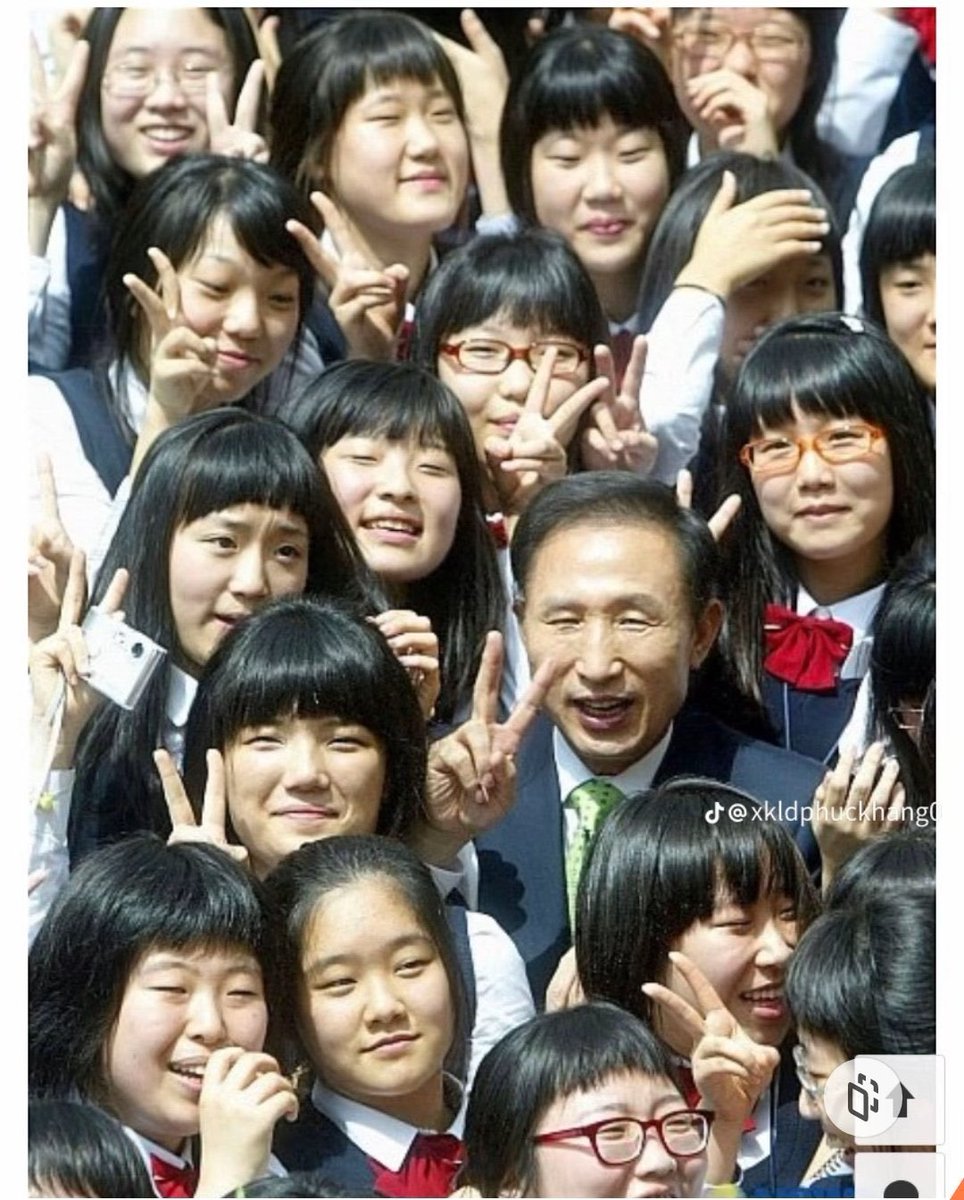 CuongGolden's tweet photo. @Metal__Agumon Nhìn phụ nữ của bọn mày nếu không phẫu thuật thẩm mỹ thì buồn nôn https://t.co/jW59ZE9gJY