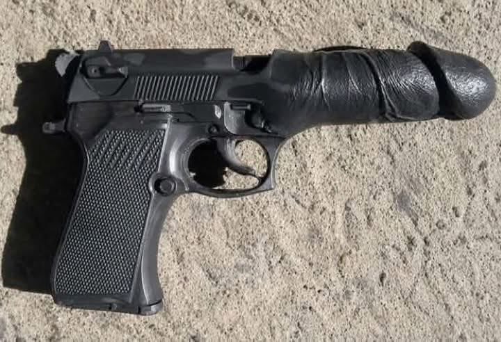 Jairrincon1963's tweet photo. @elespectador Que lleve la pistola que le gusta https://t.co/wcy26Oa0eI