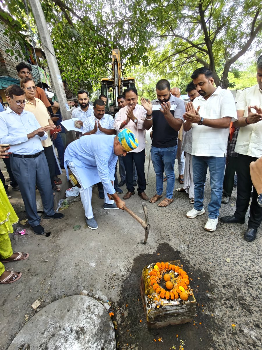 lovejainbjp's tweet photo. Hon’ble MLA Shri @SPrakashBjpDel Ji inaugurated the new sewer line project near the DTC Bus Pass Centre, Chaudhary Fateh Singh Road, Timarpur Ward.

A step towards better civic infrastructure and resolving local sewerage issues.

#Timarpur #Development #Janseva https://t.co/mMqtXpZ4Jh
