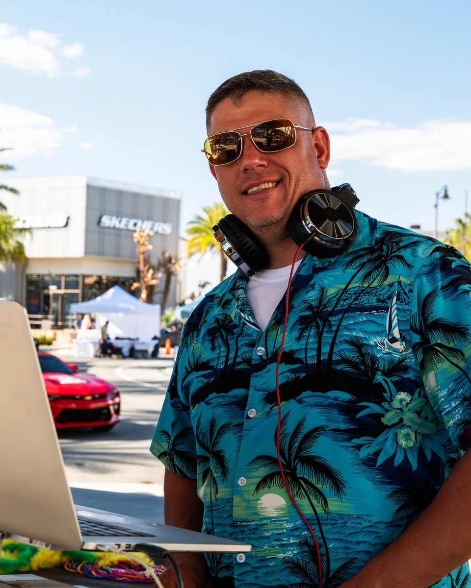 PromenadeAtSW's tweet photo. Your Saturday Plans Are Set at the Promenade Sunset Walk.

Stroll the Promenade Artisan Market and Discover Local Vendors, Unique Finds, and More, Then Enjoy Show Car Saturday Nights Featuring Everything from Timeless Classics to Modern Builds. https://t.co/fBDsns0shH