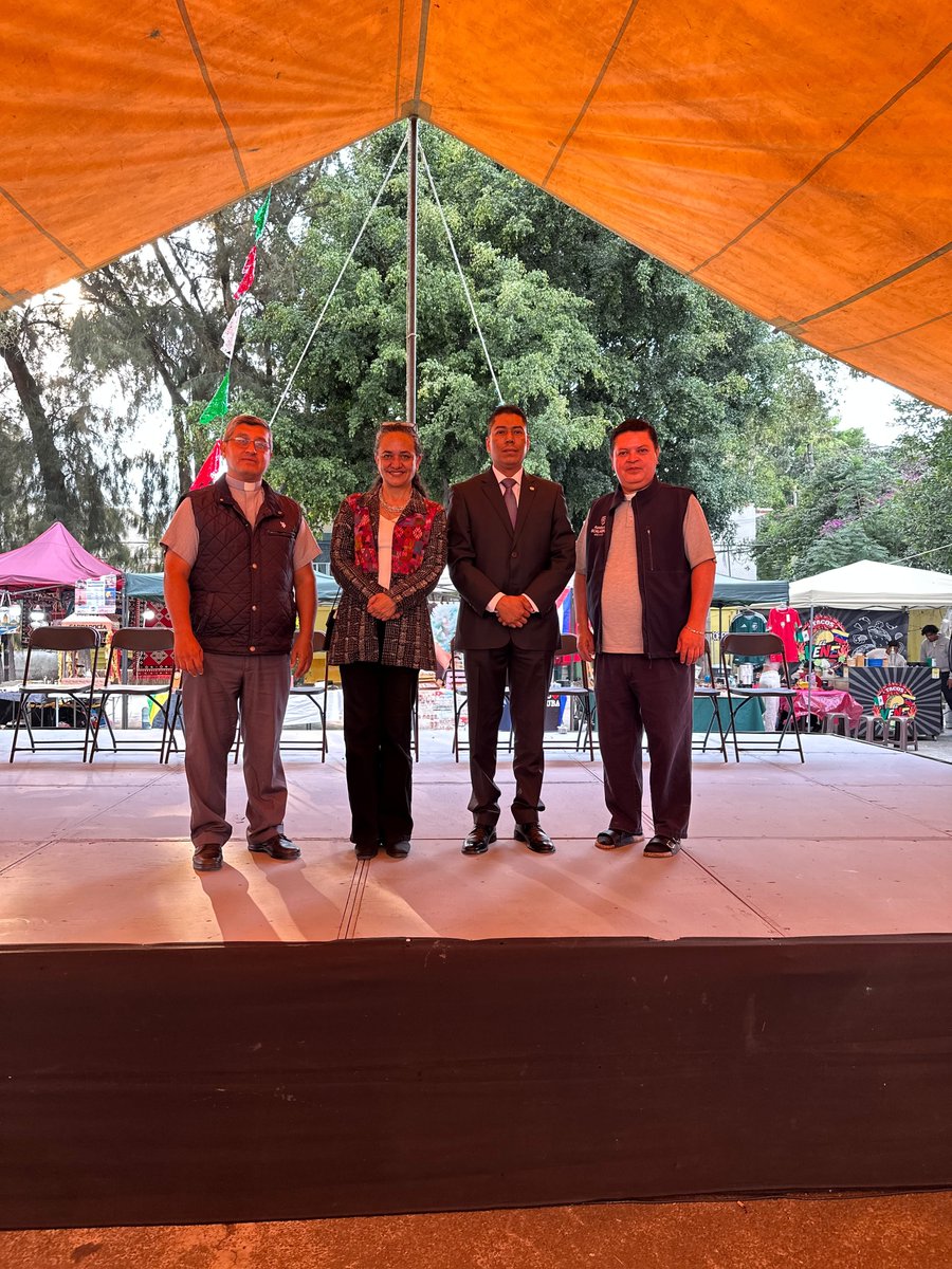 comar_sg's tweet photo. En el marco de la "Jornada Mundial del Migrante y del Refugiado", la Coordinadora General de la #COMAR @xade_mm , acompañó al Centro Comunitario San Juan Bautista Scalabrini en #Iztapalapa durante la Feria Gastronómica y Artesanal Intercultural. 🥙🎨✨ @SEGOB_mx
@arturomedinap https://t.co/r1Eyn5ePuf