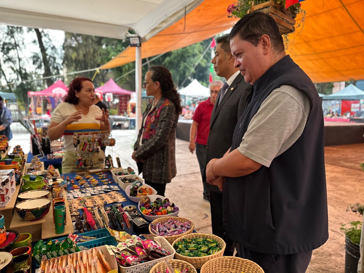 comar_sg's tweet photo. En el marco de la "Jornada Mundial del Migrante y del Refugiado", la Coordinadora General de la #COMAR @xade_mm , acompañó al Centro Comunitario San Juan Bautista Scalabrini en #Iztapalapa durante la Feria Gastronómica y Artesanal Intercultural. 🥙🎨✨ @SEGOB_mx
@arturomedinap https://t.co/r1Eyn5ePuf