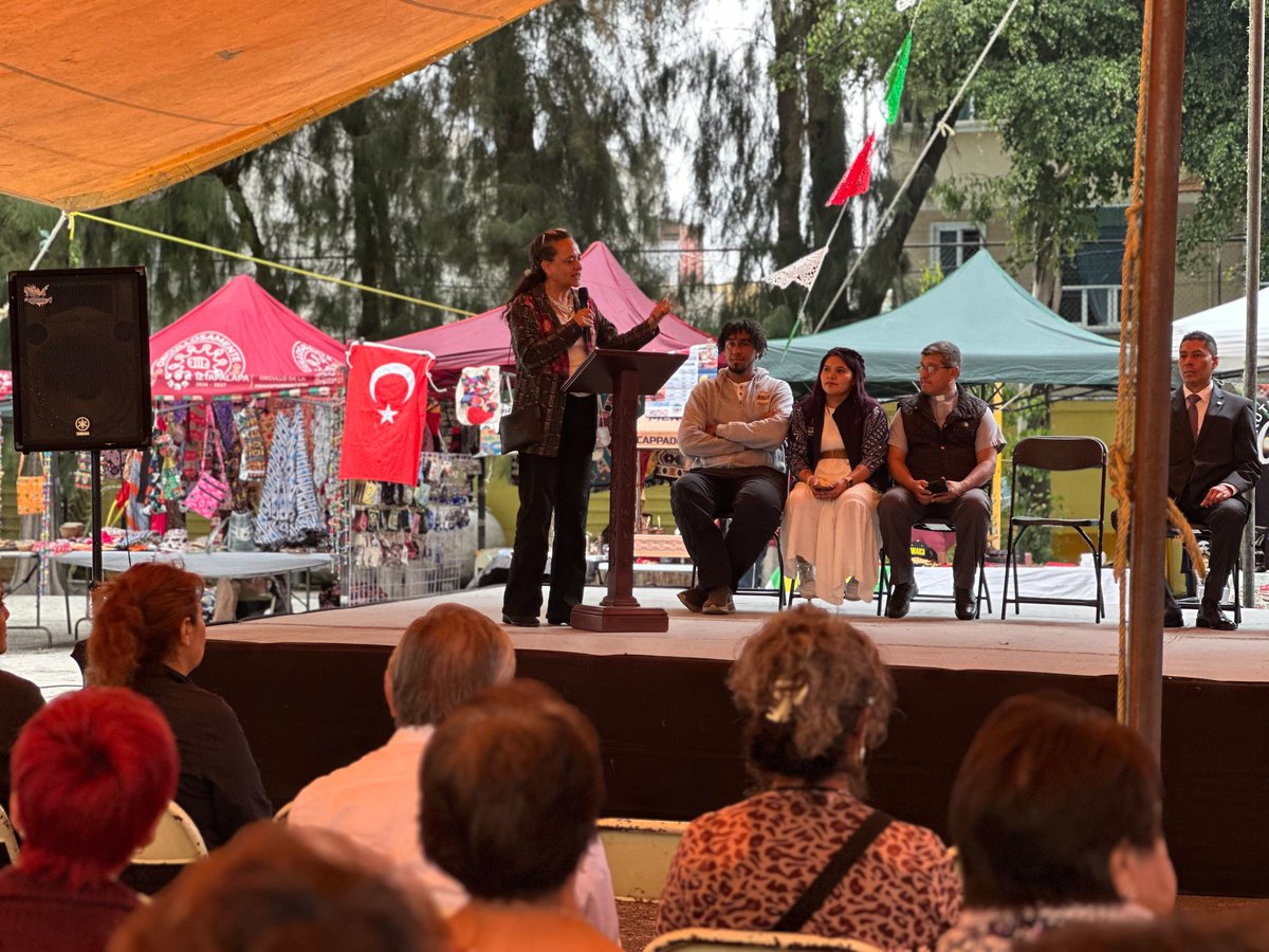 comar_sg's tweet photo. En el marco de la "Jornada Mundial del Migrante y del Refugiado", la Coordinadora General de la #COMAR @xade_mm , acompañó al Centro Comunitario San Juan Bautista Scalabrini en #Iztapalapa durante la Feria Gastronómica y Artesanal Intercultural. 🥙🎨✨ @SEGOB_mx
@arturomedinap https://t.co/r1Eyn5ePuf