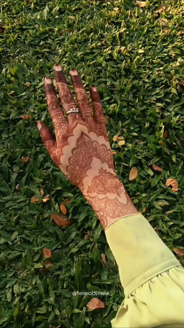 ColleenDeaau's tweet photo. A girl’s happiness shines through her mehendi stain. DM to place your order. https://t.co/nwWxRXq4hM