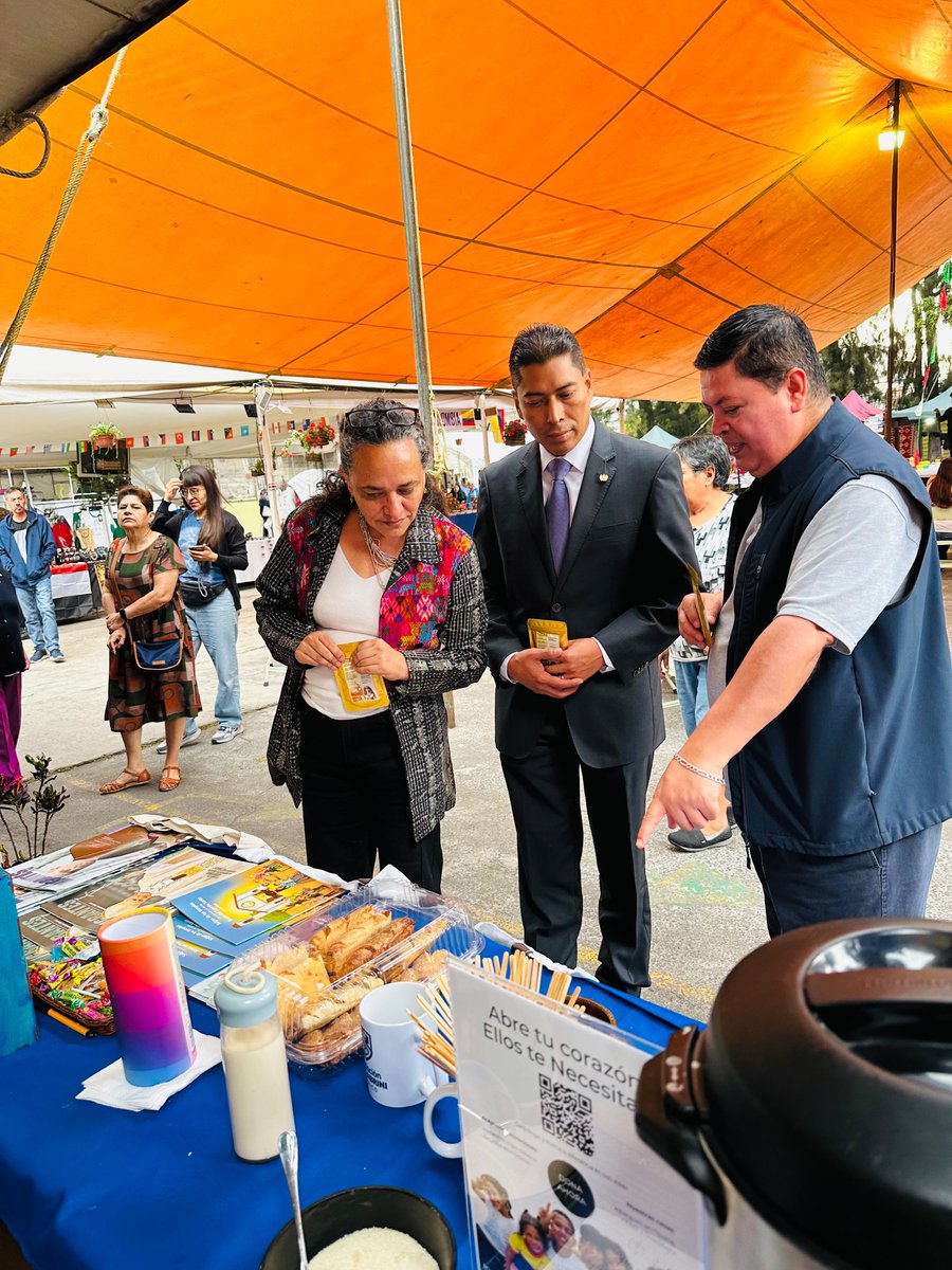 comar_sg's tweet photo. En el marco de la "Jornada Mundial del Migrante y del Refugiado", la Coordinadora General de la #COMAR @xade_mm , acompañó al Centro Comunitario San Juan Bautista Scalabrini en #Iztapalapa durante la Feria Gastronómica y Artesanal Intercultural. 🥙🎨✨ @SEGOB_mx
@arturomedinap https://t.co/r1Eyn5ePuf