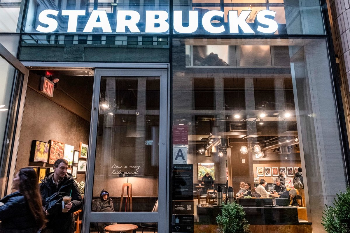 drahmetrasim's tweet photo. Starbucks zayıf performanslı 250 Kuzey Amerika şubesini kapatıyor; çalışanlara geçiş veya tazminat vaat ediyor ve büyümeye devam edeceğini söylüyor.
💥ARK: Bizde kaç şubesi var, performansları nasıl acaba? Bu ve benzeri yerlerin yiyecek ve içecekleri insan sağlığı için zararlıdır. Hiçbirine girmedim, hiçbir kahvelerini içmedim.