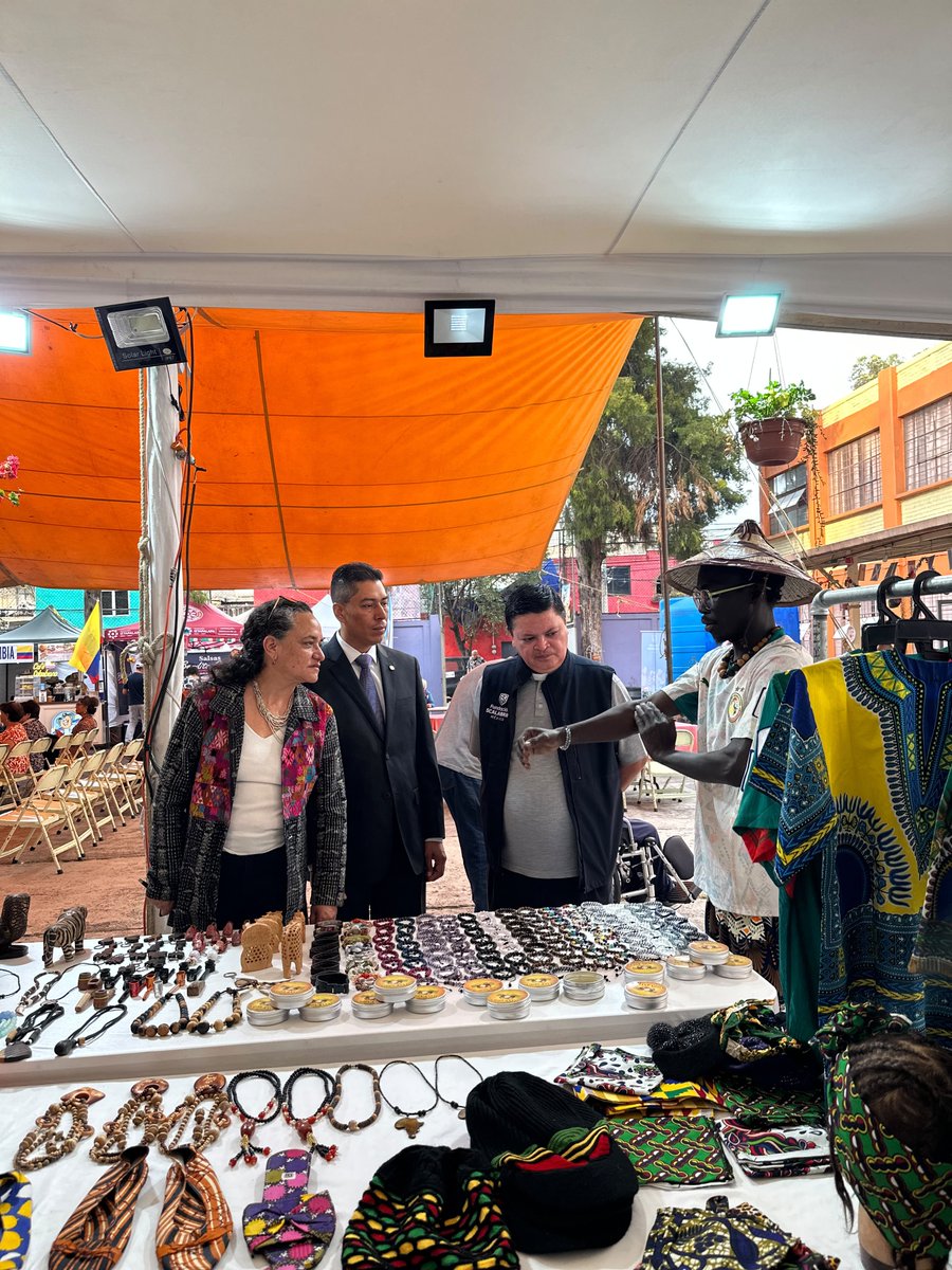 comar_sg's tweet photo. @xade_mm @SEGOB_mx @arturomedinap Allí, junto con distinguidos invitados, realizó un recorrido por las instalaciones del centro, reafirmando el compromiso con los recintos que impulsan la acogida y la integración. 👥🙌 https://t.co/lUL3Zx8dLa