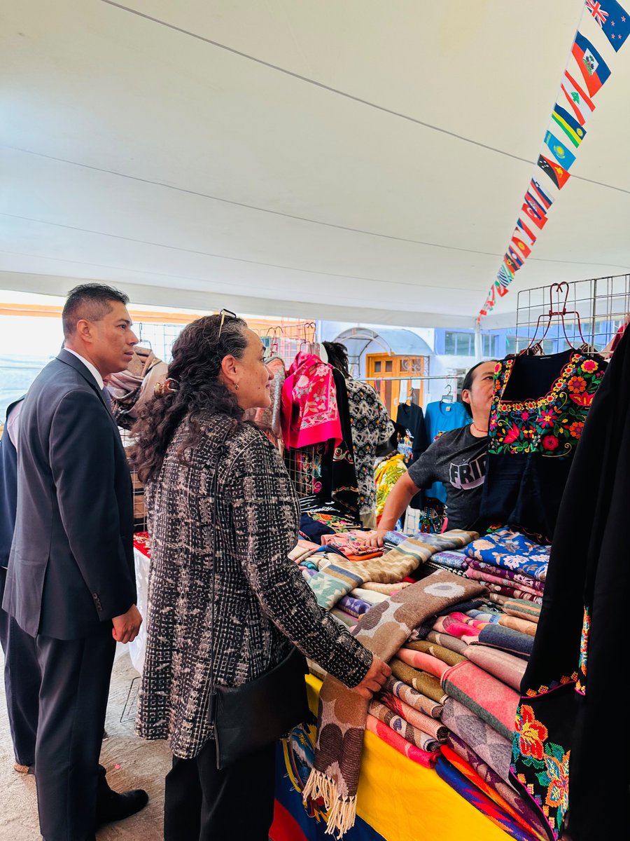 comar_sg's tweet photo. @xade_mm @SEGOB_mx @arturomedinap Allí, junto con distinguidos invitados, realizó un recorrido por las instalaciones del centro, reafirmando el compromiso con los recintos que impulsan la acogida y la integración. 👥🙌 https://t.co/lUL3Zx8dLa