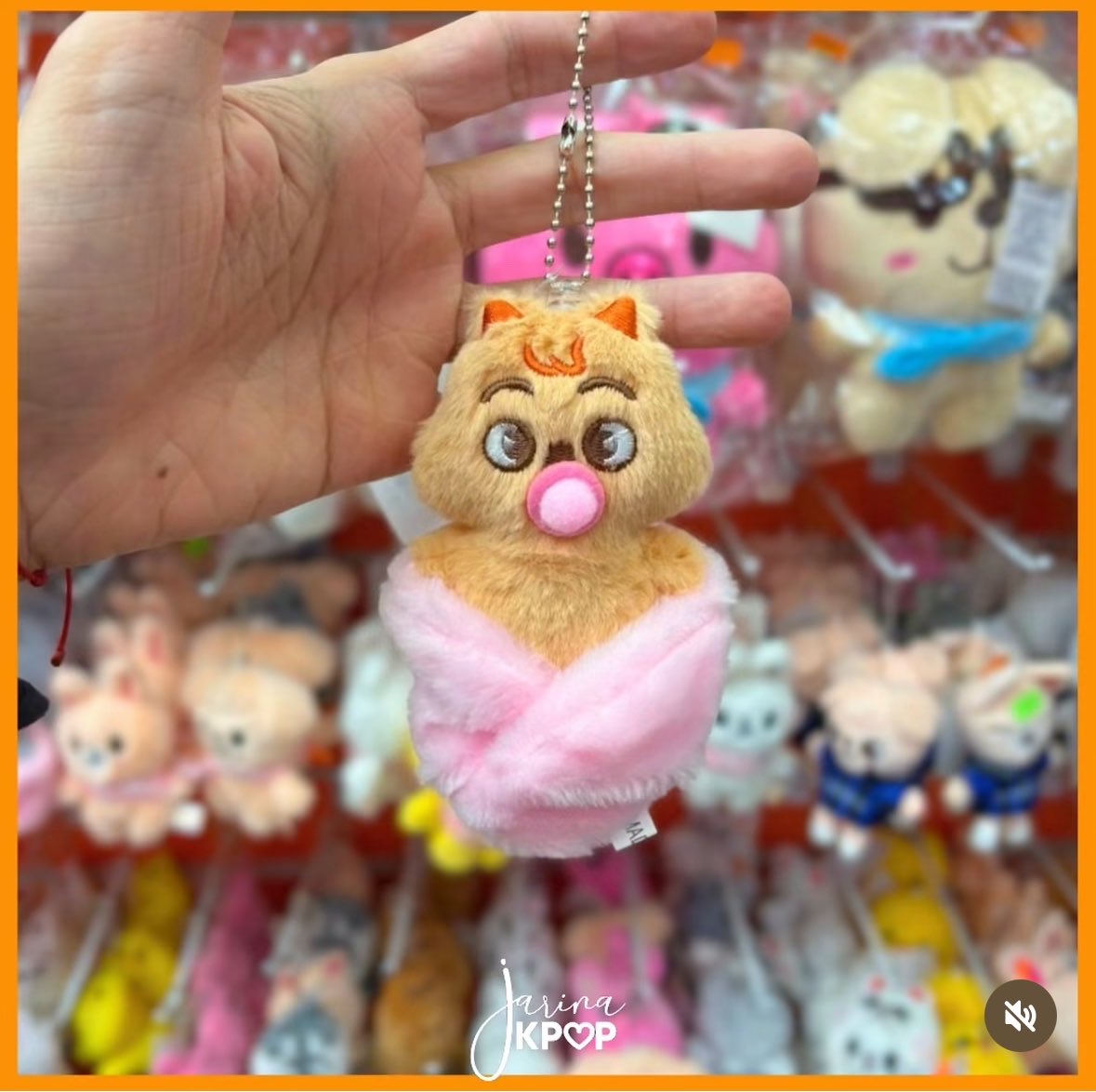 kazuharte's tweet photo. Fui fuxicar a lojinha e to encantada gente SKZOO BEBÊ DE CHUPETA KKKKKKKKKKKKKKKKKKKKKKKKKKKKK https://t.co/K79eV96Nyv