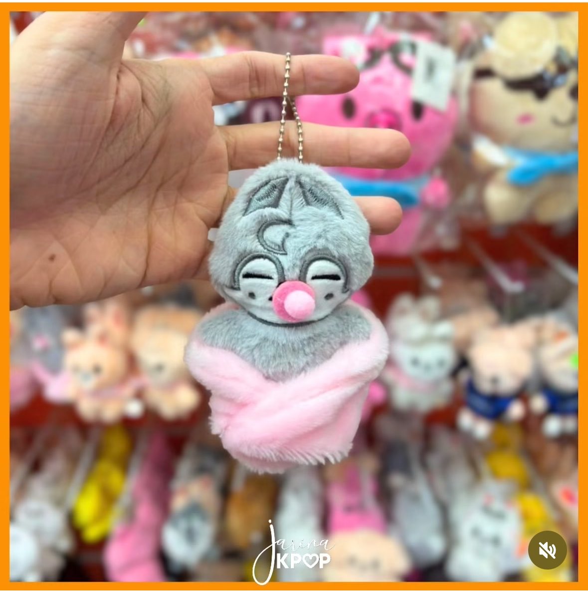 kazuharte's tweet photo. Fui fuxicar a lojinha e to encantada gente SKZOO BEBÊ DE CHUPETA KKKKKKKKKKKKKKKKKKKKKKKKKKKKK https://t.co/K79eV96Nyv