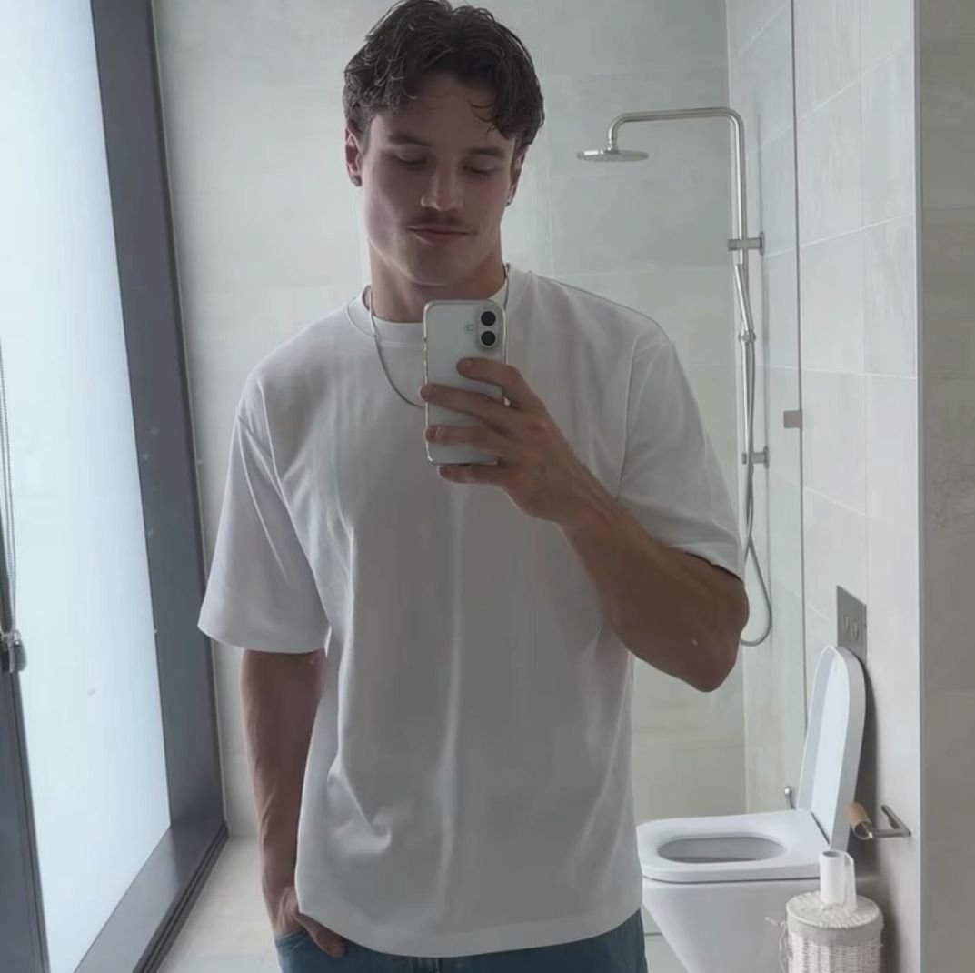 4coroas's tweet photo. ⠀⠀
₊⊹˖ ⟡ oliver wood ⋆ @csrvosiro.
𝑖dade: 19 anos.
𝑝ronomes: ele/dele.
𝑠exualidade: bissexual.
𝑟eino: outono. https://t.co/qQPj3Ma4CN