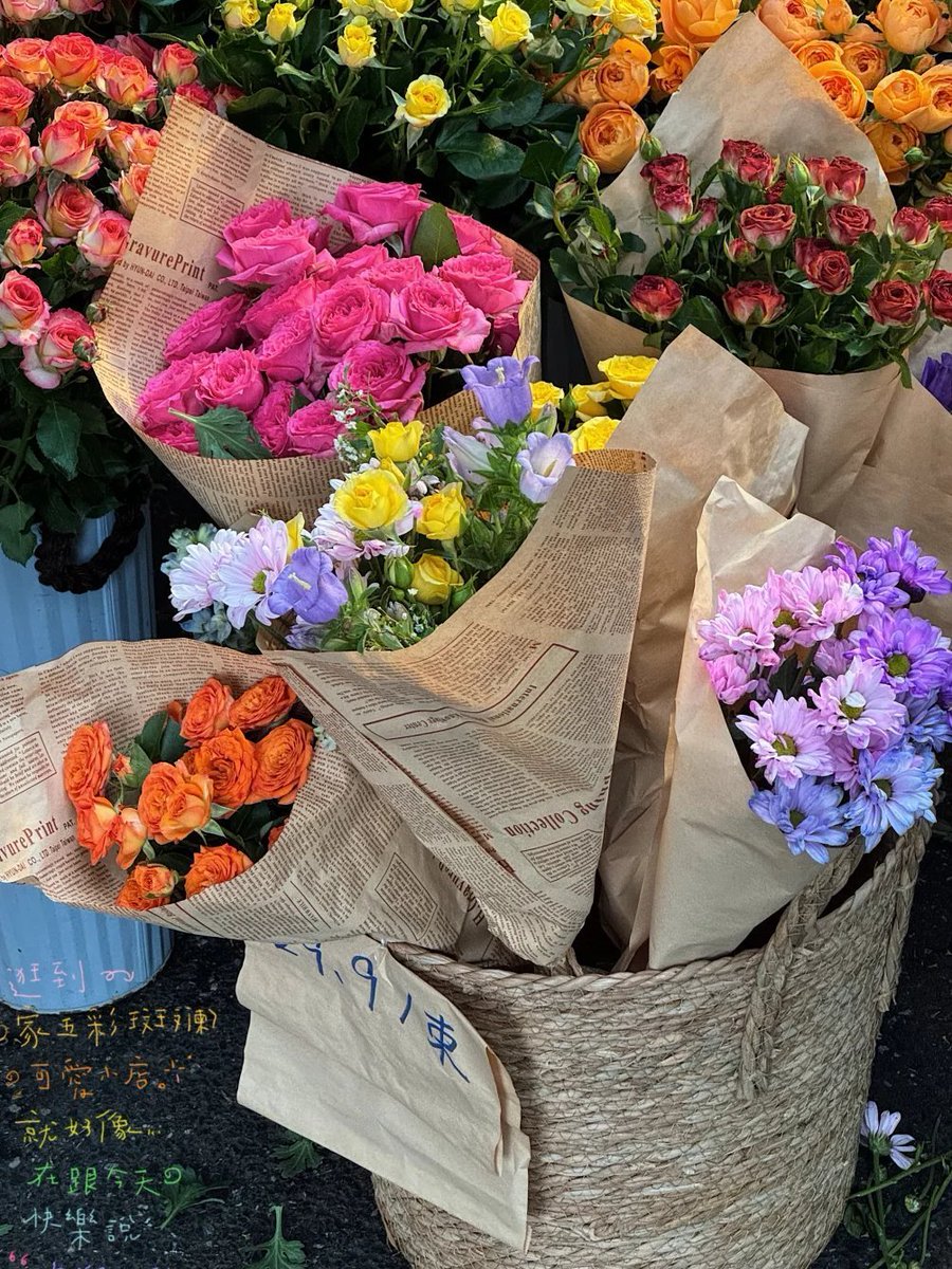 RSciarillo's tweet photo. Whenever I pass by a flower shop, I can't help but stop and take a look. https://t.co/rvIliOIl5j