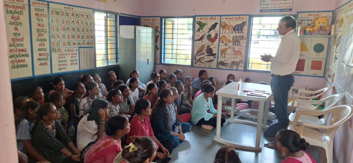 PoshanAnand's tweet photo. આજરોજ રોજગાર કચેરીના સહયોગથી કિશોરીઓ માટે કારકિર્દી માર્ગદર્શન કાર્યક્રમ યોજાયો. જેમાં કિશોરીઓને વિવિધ શૈક્ષણિક અને રોજગારલક્ષી તકો, અભ્યાસક્રમો તથા ભવિષ્યમાં કારકિર્દી પસંદગી અંગે ઉપયોગી માર્ગદર્શન આપવામાં આવ્યું.
“સાચી દિશામાં માર્ગદર્શન, ઉજ્જવળ કારકિર્દીનું મજબૂત પગથિયું.” 🌱 https://t.co/lsTl3LAlcx