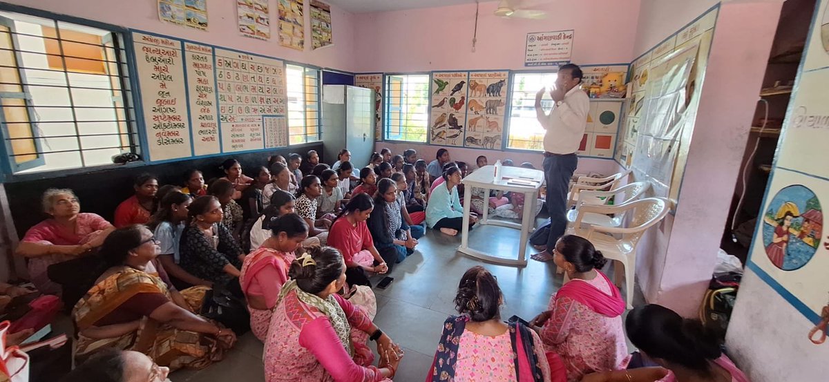 PoshanAnand's tweet photo. આજરોજ રોજગાર કચેરીના સહયોગથી કિશોરીઓ માટે કારકિર્દી માર્ગદર્શન કાર્યક્રમ યોજાયો. જેમાં કિશોરીઓને વિવિધ શૈક્ષણિક અને રોજગારલક્ષી તકો, અભ્યાસક્રમો તથા ભવિષ્યમાં કારકિર્દી પસંદગી અંગે ઉપયોગી માર્ગદર્શન આપવામાં આવ્યું.
“સાચી દિશામાં માર્ગદર્શન, ઉજ્જવળ કારકિર્દીનું મજબૂત પગથિયું.” 🌱 https://t.co/lsTl3LAlcx