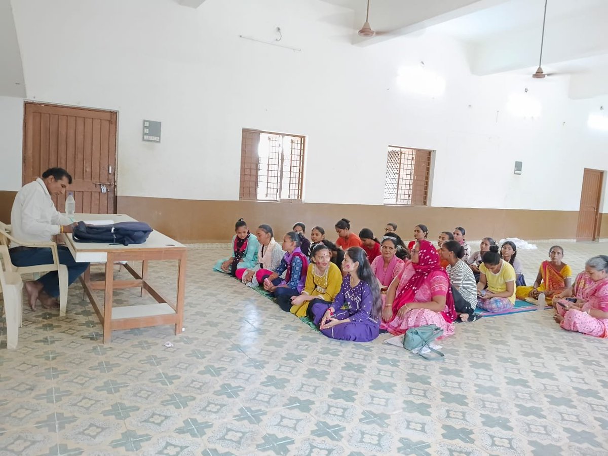 PoshanAnand's tweet photo. આજરોજ રોજગાર કચેરીના સહયોગથી કિશોરીઓ માટે કારકિર્દી માર્ગદર્શન કાર્યક્રમ યોજાયો. જેમાં કિશોરીઓને વિવિધ શૈક્ષણિક અને રોજગારલક્ષી તકો, અભ્યાસક્રમો તથા ભવિષ્યમાં કારકિર્દી પસંદગી અંગે ઉપયોગી માર્ગદર્શન આપવામાં આવ્યું.
“સાચી દિશામાં માર્ગદર્શન, ઉજ્જવળ કારકિર્દીનું મજબૂત પગથિયું.” 🌱 https://t.co/lsTl3LAlcx