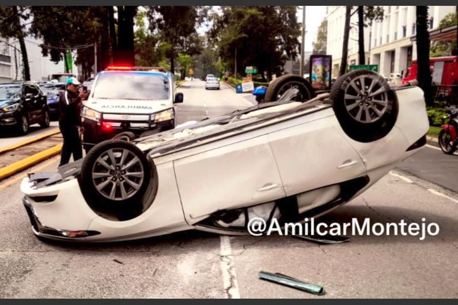 Conductor impacta contra otro vehículo y vuelca en zona 16