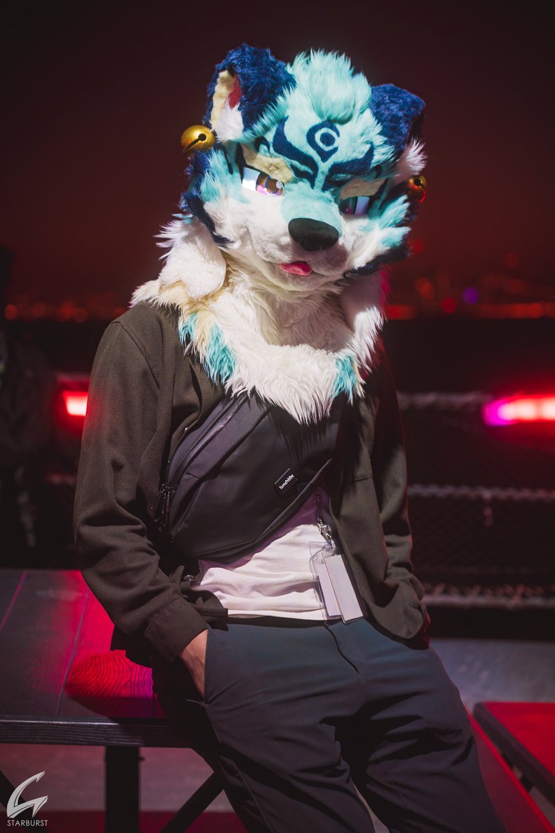 itsNull_kun's tweet photo. The spotlight's over here buddy
#fursuitfriday

📸: @Starburst_Shark https://t.co/DbCLqz77zC