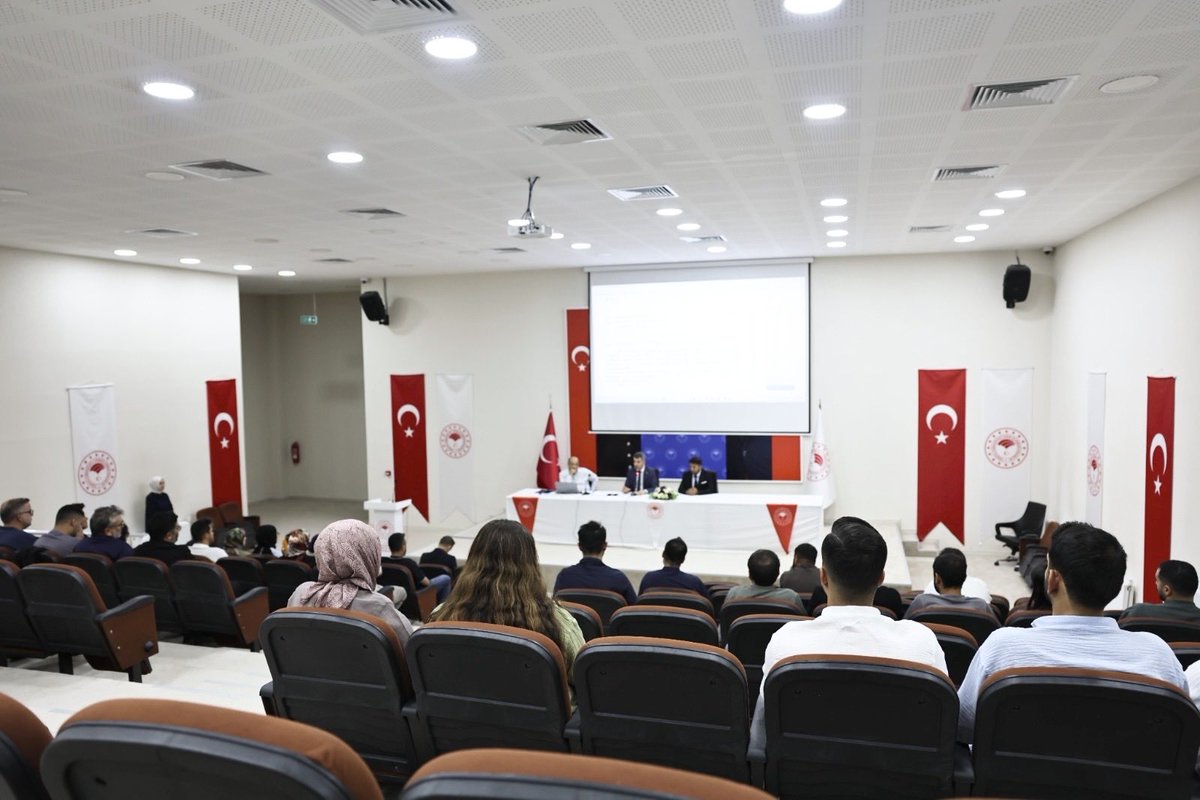 Ncttngnc's tweet photo. İl Müdürlüğümüzde görev yapan veteriner hekimlerimiz ve veteriner sağlık çalışanlarımızla, şap hastalığıyla mücadele kapsamında değerlendirme ve koordinasyon toplantısı gerçekleştirdik.

Hayvan sağlığının korunması, şap hastalığıyla etkin mücadelenin sürdürülmesi ve sahadaki çalışmaların organize edilmesi amacıyla alınacak tedbirleri, aşılama ve saha uygulamalarını değerlendirdik.

🐄 💉 Hastalıklara karşı etkin mücadele, güçlü saha çalışması ve koordinasyonla mümkün.

Üreticilerimizin emeğini ve hayvancılığımızın geleceğini korumak için çalışmalarımızı kararlılıkla sürdürüyoruz.

@ibrahimyumakli @TCTarim @TR_HAYGEM @Valiavnicakir