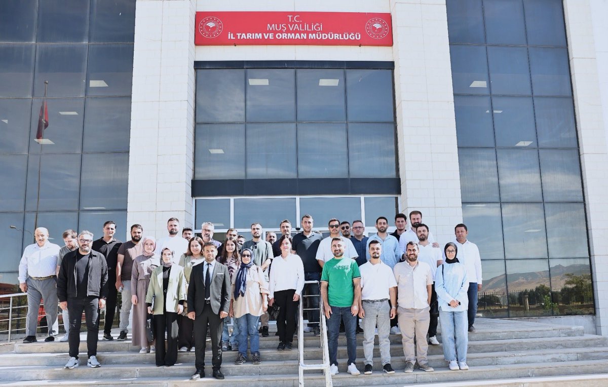 Ncttngnc's tweet photo. İl Müdürlüğümüzde görev yapan veteriner hekimlerimiz ve veteriner sağlık çalışanlarımızla, şap hastalığıyla mücadele kapsamında değerlendirme ve koordinasyon toplantısı gerçekleştirdik.

Hayvan sağlığının korunması, şap hastalığıyla etkin mücadelenin sürdürülmesi ve sahadaki çalışmaların organize edilmesi amacıyla alınacak tedbirleri, aşılama ve saha uygulamalarını değerlendirdik.

🐄 💉 Hastalıklara karşı etkin mücadele, güçlü saha çalışması ve koordinasyonla mümkün.

Üreticilerimizin emeğini ve hayvancılığımızın geleceğini korumak için çalışmalarımızı kararlılıkla sürdürüyoruz.

@ibrahimyumakli @TCTarim @TR_HAYGEM @Valiavnicakir