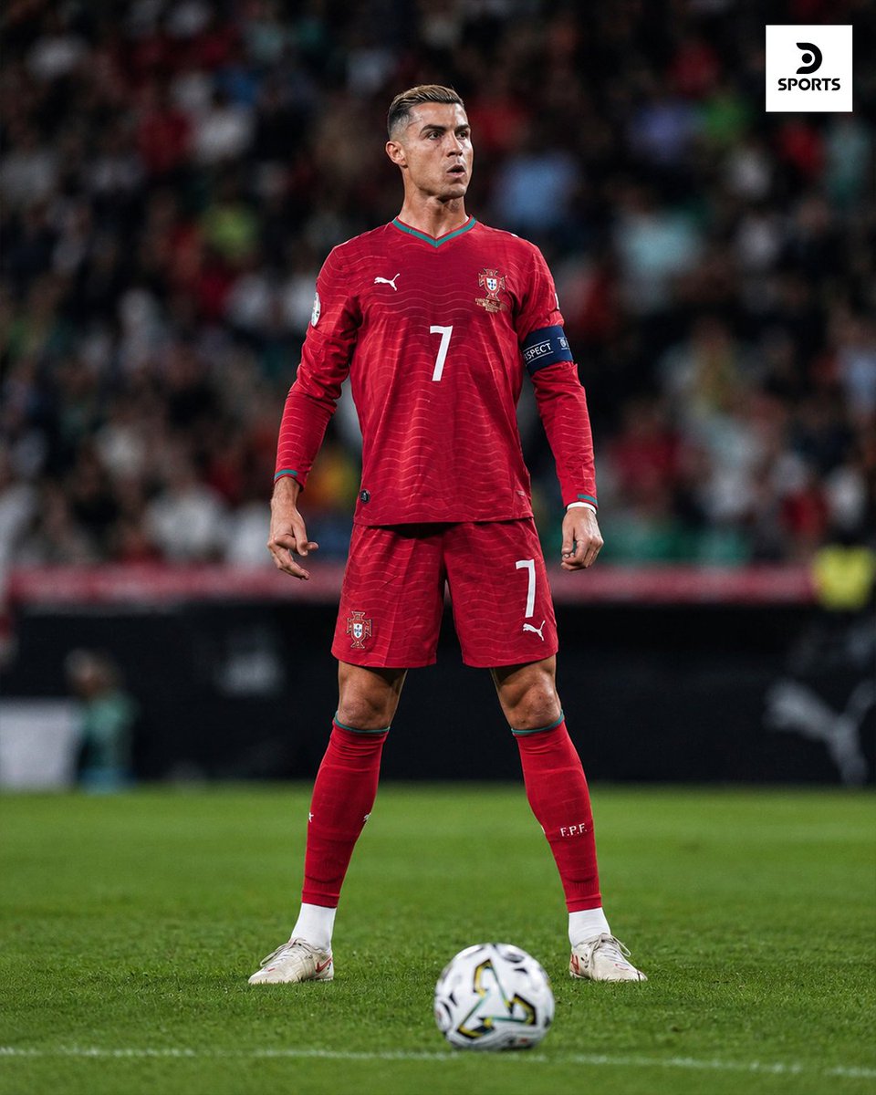 DSports's tweet photo. ¿ES LA POSE CON MÁS AURA PARA PATEAR UN TIRO LIBRE? 🇵🇹

😪 El tiempo pasa y hay que disfrutar las últimas veces que vemos a Cristiano Ronaldo hacer su característico gesto. https://t.co/SfO5IZCj1C