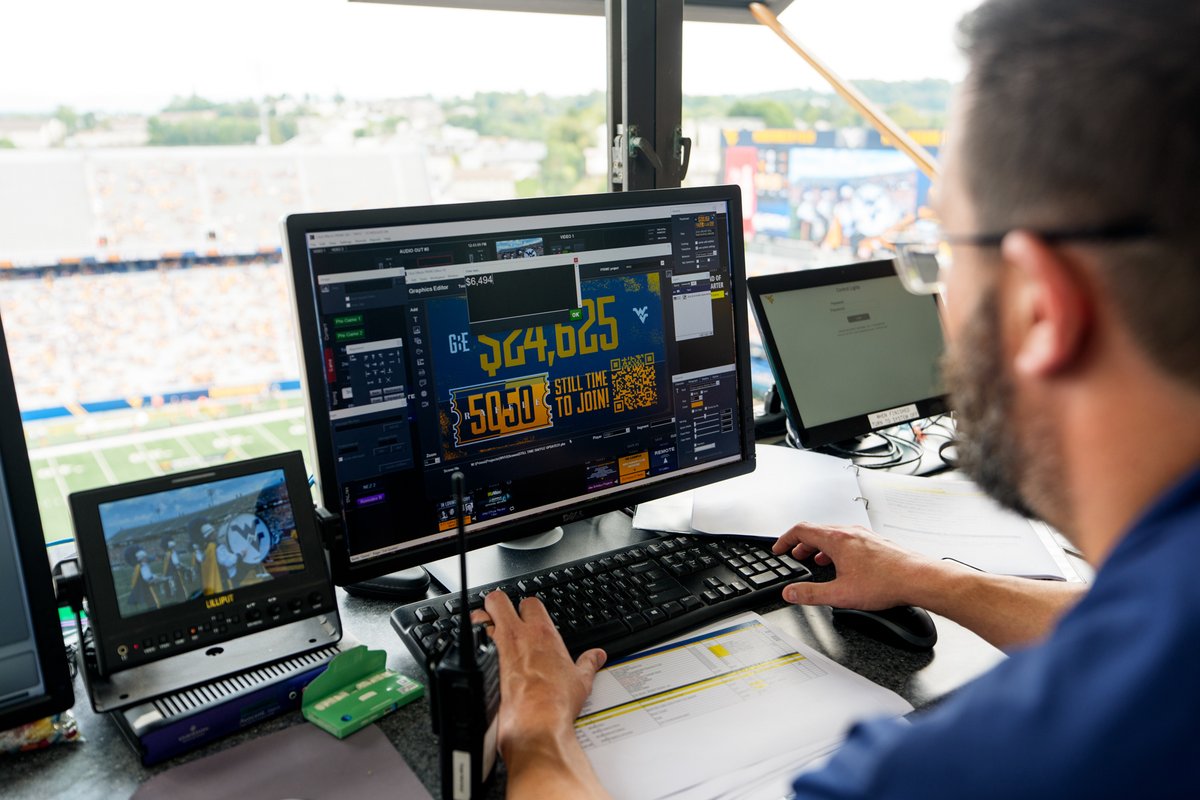 WestVirginiaU's tweet photo. What does it take to fire up 60,000+ Mountaineers on game day? 🏈

From music to graphics, nothing is random. For 16 years, West Virginia native Sean Merinar has been curating your game day experience. 💛💙🎤

Take a look behind the scenes:
https://t.co/Tv9TKsJoA6 https://t.co/6j12l6QYT6